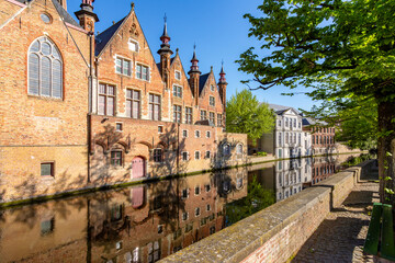 Fototapeta premium Architecture of old Bruges facing Groenerei (Green) canal, Belgium