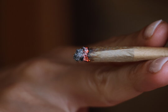 Gros plan cigarette roul&eacute;e en combustion