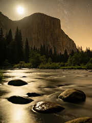 Obraz premium Majestic Granite Peaks and Rushing River Surge