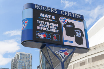 Naklejka premium Gardiner / Rogers Centre LED Pylon with baseball game promotion for the Toronto Blue Jays (digital billboard located at Bremner Blvd and Rees St) - May 8