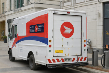 Naklejka premium Canada Post delivery vehicle parked on Dundas Square, near The Hermant Building (designed by Benjamin Brown, 1929), Toronto