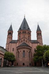 Obraz premium Mainz Cathedral (Hoher Dom St. Martin), historic Romanesque cathedral with sandstone towers and Baroque architectural details. Germany