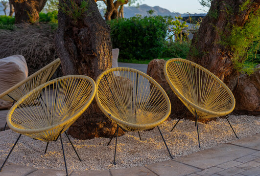 Mallorca, Spanien: Finca, Hotel - Bereich zum Sitzen, Chillen mit drei bequemen Sesseln, St&uuml;hlen beim Sonnenuntergang mit viel gr&uuml;n und B&auml;umen