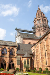 Obraz premium Mainz Cathedral (Hoher Dom St. Martin), historic Romanesque cathedral with sandstone towers and Baroque architectural details. Germany