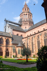 Obraz premium Mainz Cathedral (Hoher Dom St. Martin), historic Romanesque cathedral with sandstone towers and Baroque architectural details. Germany