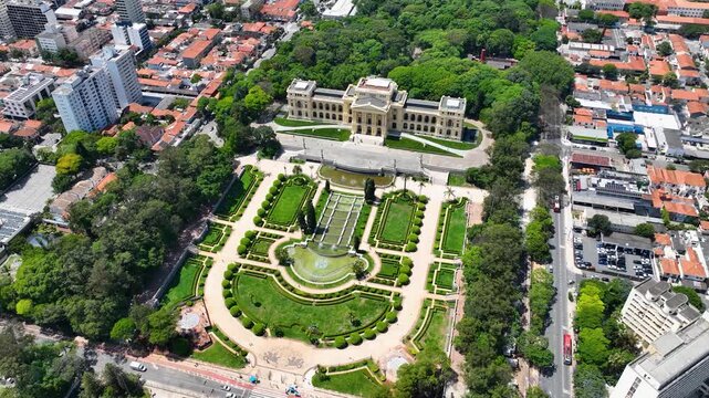 Marco da Independ&ecirc;ncia: Arquitetura Neocl&aacute;ssica do Museu Paulista vista por drone - Aerial view of Ipiranga Museum and French gardens, Sao Paulo Brazil - 4K drone footage