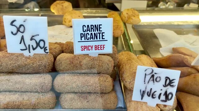 Vitrina de escaparate con comida t&iacute;pica de Oporto en tiendas de cafeter&iacute;a de calle.