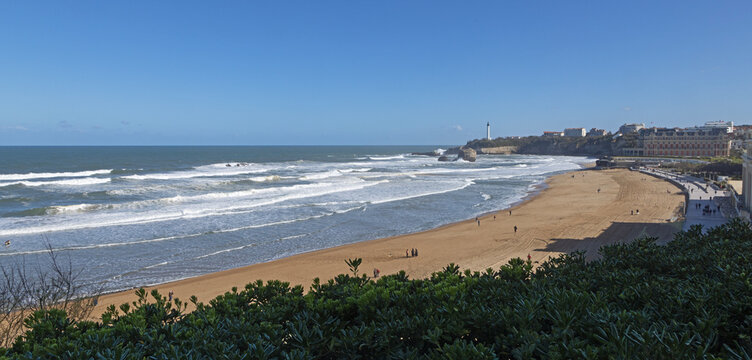 La pointe Saint Martin et la grande plage &agrave; Biarritz en France	