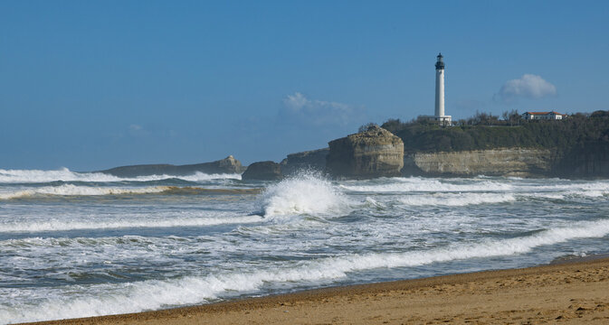 La pointe Saint Martin et la grande plage &agrave; Biarritz en France	