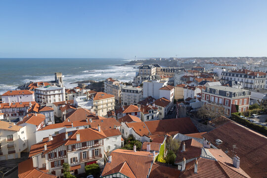 La pointe Saint Martin et la grande plage &agrave; Biarritz en France	