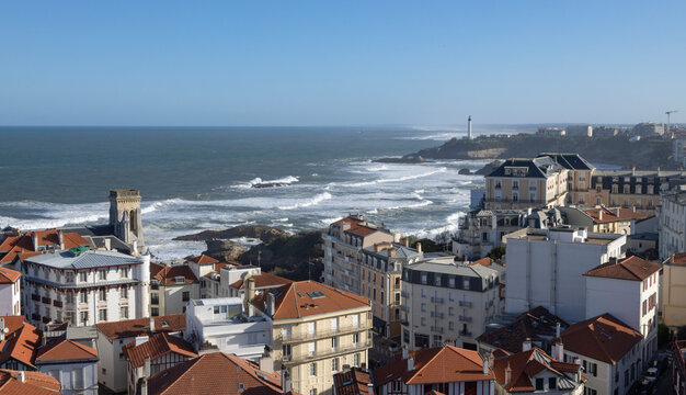 La pointe Saint Martin et la grande plage &agrave; Biarritz en France	