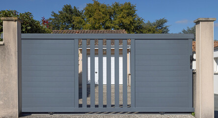Portail en aluminium d'une maison  © hcast
