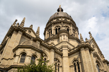 Fototapeta premium Mainz, Germany – Christuskirche, historic Lutheran church with a prominent dome, seen with the Hans-Klenk Fountain in Mainz city center.