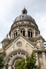 Obraz premium Mainz, Germany – Christuskirche, historic Lutheran church with a prominent dome, seen with the Hans-Klenk Fountain in Mainz city center.