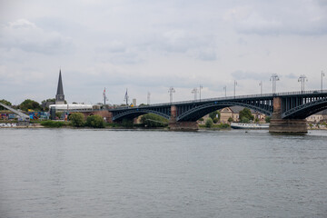 Obraz premium Scenic view of the Rhine River with the Theodor Heuss Bridge crossing the water near Mainz city center. Mainz, Rhineland-Palatinate, Germany