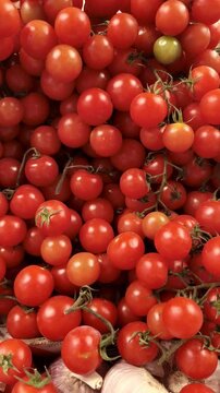 Tomate cherry en racimo en perfecto estado saludable