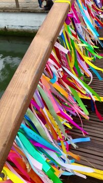 Cintas de deseos en puentes de Aveiro
