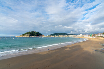 Obraz premium Wide panoramic view of La Concha beach with turquoise water, coastline and Santa Clara island in San Sebastian, Basque Country, Spain.
