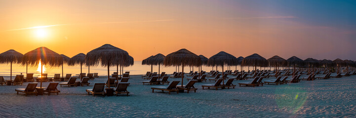 Fototapeta premium Tropical Beach at Golden Hour with Sunset Horizon