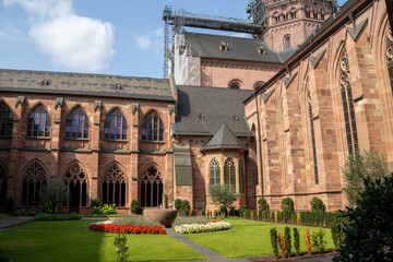 Fototapeta premium Mainz Cathedral (Hoher Dom St. Martin), historic Romanesque cathedral with sandstone towers and Baroque architectural details. Germany