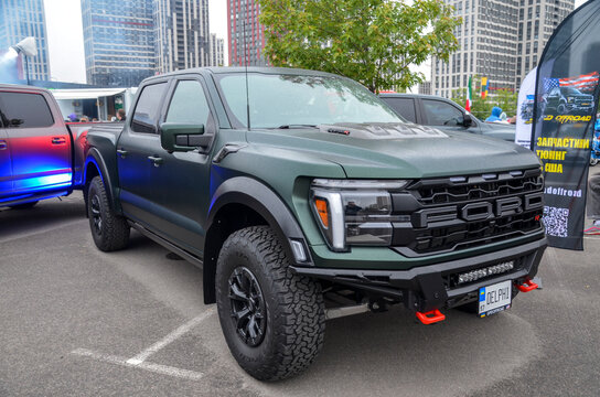 Batte black powerful Ford F-150 SVT Raptor embodies the idea of ​​uncompromising charged pickup truck, which has become true icon for car enthusiasts around the world