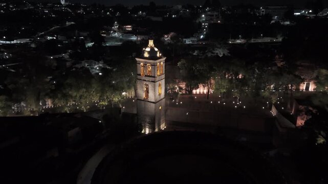 Toma Cinematogr&aacute;fica Nocturna de Campanario y Plaza de Toros