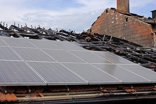 Eine abgebrannte Photovoltaikanlage auf einem Hausdach. Sind Solaranlagen gef&auml;hrlich und k&ouml;nnen Br&auml;nde ausl&ouml;sen?