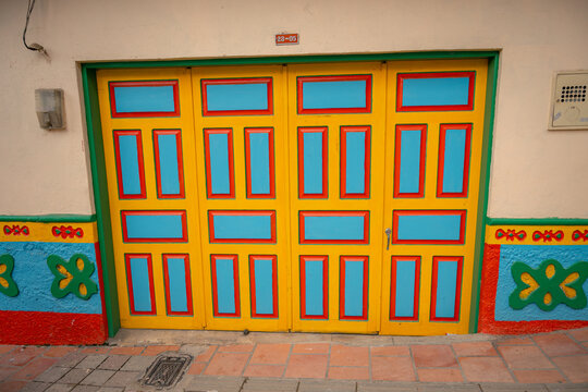 Guatap&eacute; zocalo featuring a vibrant traditional colombian door