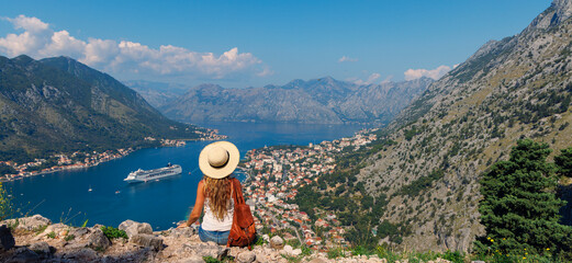 Obraz premium woman traveler looking at the bay of kotor and cruise ship in montenegro