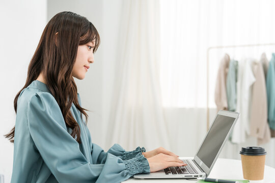 Women who use computers at home (working, working from home, fully remote, remote work, telework)