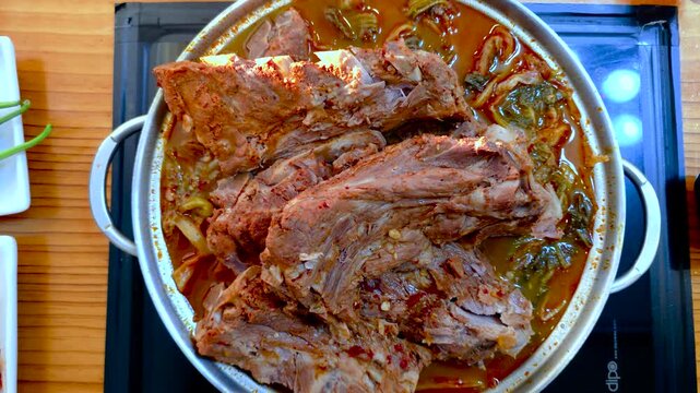 한국,음식,감자탕,뼈다귀해장국,돼지고기,Korea, food, gamjatang, bone broth, hangover soup, pork