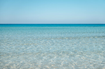 Obraz premium Minimal turquoise sea with clear shallow water and horizon in Sicily