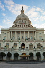 Naklejka premium The United States Capitol Building with fountain in morning light