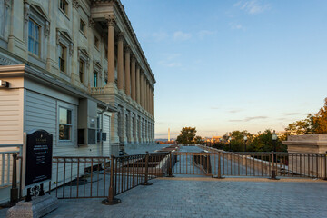 Naklejka premium Capitol Building at sunrise with Washington Monument in the distance