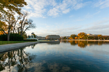 Fototapeta premium Autumn scene at the National Mall in the waters of the reflecting pool