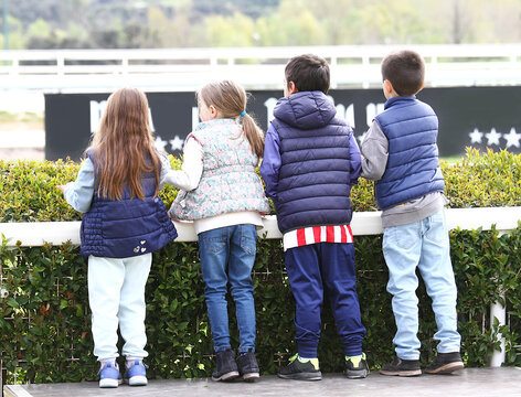 Ni&ntilde;os peque&ntilde;os kid de p&uacute;blico espectador apoyados en vaya en ocio y diversi&oacute;n en grupo de amigos cr&iacute;os en ambiente fun, juego y diversi&oacute;n al aire libre