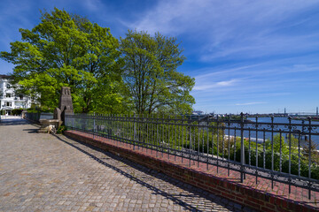 Fototapeta premium Rainvilleterrasse Elbhöhenweg Hamburg Ottensen Frühling