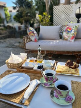 Petit d&eacute;jeuner traditionnel marocain sur table de jardin &ndash; ambiance conviviale et gastronomie