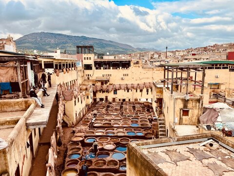 Tannerie &agrave; F&egrave;s &ndash; artisanat traditionnel et savoir-faire marocain