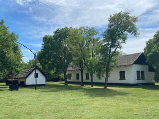 Obraz premium Traditional Hungarian Farmhouse with Shadoof