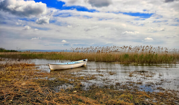 The lake is located at an altitude of approximately 800 meters and covers an area of ​​around 3500 hectares. It is fed by the B&uuml;y&uuml;k Menderes River, Karanlık Dere, and Kuti Stream.