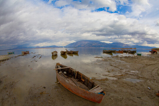 The lake is located at an altitude of approximately 800 meters and covers an area of ​​around 3500 hectares. It is fed by the B&uuml;y&uuml;k Menderes River, Karanlık Dere, and Kuti Stream.
