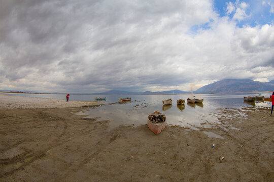 The lake is located at an altitude of approximately 800 meters and covers an area of ​​around 3500 hectares. It is fed by the B&uuml;y&uuml;k Menderes River, Karanlık Dere, and Kuti Stream.