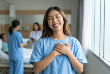Obraz premium Female patient smiling, showing gratitude and relief while recovering in hospital