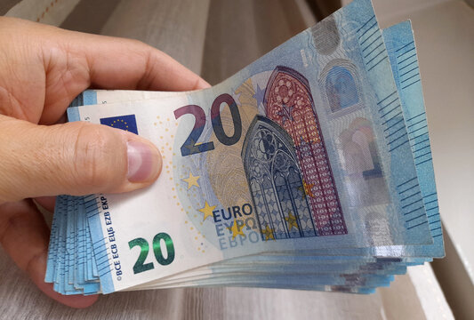 Banconote da 20 euro nelle mani di un uomo - business	