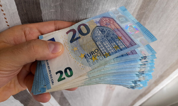 Banconote da 20 euro nelle mani di un uomo - business	