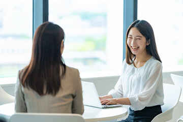 Fototapeta premium 打ち合わせをする女性