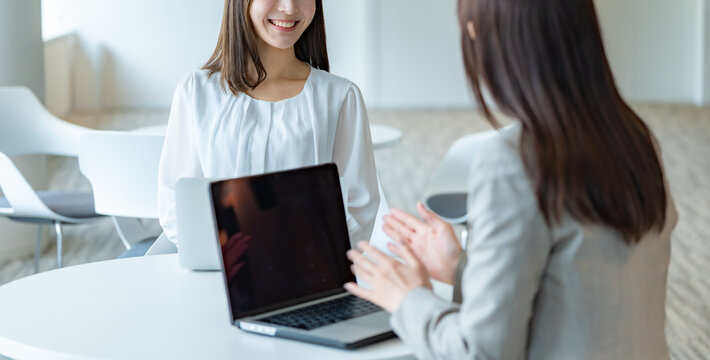 打ち合わせをする女性