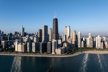 Obraz premium Aerial view of the skyscraper skyline of Chicago, Illinois, USA, with the backdrop of Lake Michigan