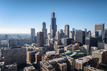 Fototapeta premium Aerial view of the urban skyline of Chicago, Illinois, USA, showcasing the towering buildings.